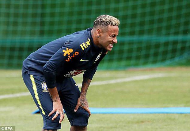 Hình ảnh Neymar ôm mặt đau đớn trên sân tập khiến fan Brazil lo lắng - Ảnh 2.