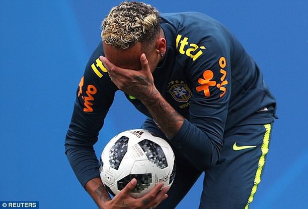 Hình ảnh Neymar ôm mặt đau đớn trên sân tập khiến fan Brazil lo lắng - Ảnh 3.
