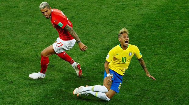 Hình ảnh Neymar ôm mặt đau đớn trên sân tập khiến fan Brazil lo lắng - Ảnh 6.