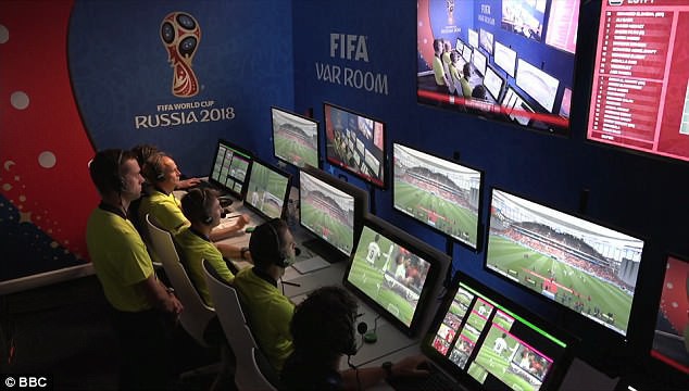 Cựu chủ tịch FIFA cực kỳ khó chịu về công nghệ VAR: Dùng nó là quá vội vã, không khôn ngoan chút nào! - Ảnh 2.