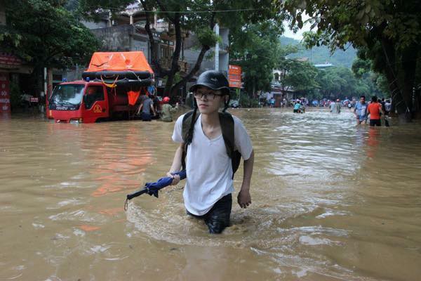  Chùm ảnh: Các sĩ tử vùng cao vượt mưa lũ đi thi THPT Quốc Gia 2018 - Ảnh 1.