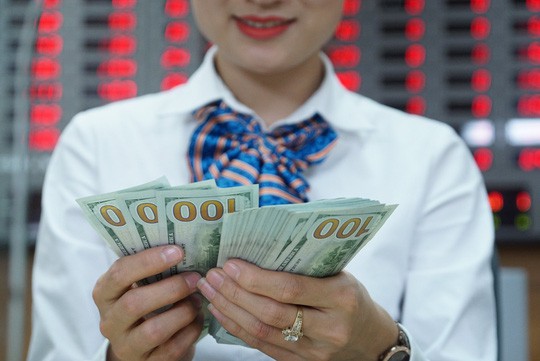 Giá USD ngân hàng sắp vượt 23.000 đồng/USD - Ảnh 1.