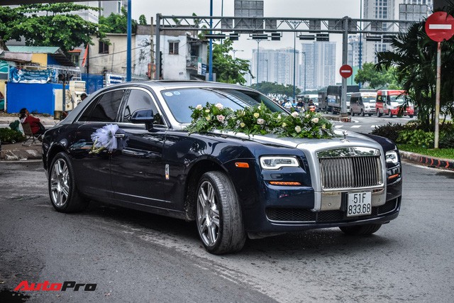 “Ma trận” siêu xe và xe siêu sang trong đám cưới tại Sài Gòn: Hoa mắt không biết đâu mới là xe dâu - Ảnh 3.