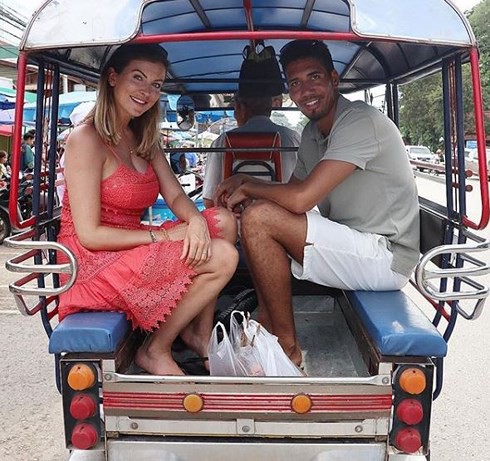 Không được đá World Cup, trung vệ MU Chris Smalling đưa vợ sang Việt Nam du lịch, đá cầu với người hâm mộ - Ảnh 8.