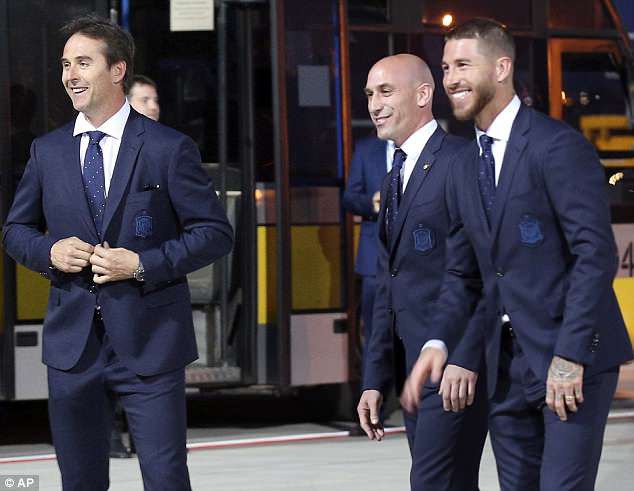 Ramos dẫn đầu dàn sao đội tuyển Tây Ban Nha đổ bộ đến Nga - Ảnh 2.