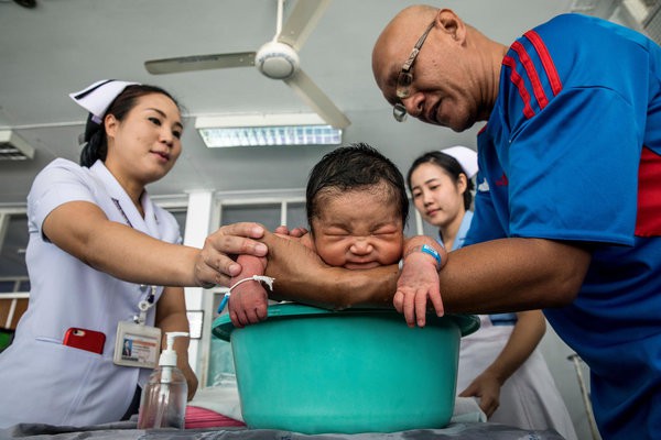 Được làm cha là niềm hạnh phúc nhất: Những bức ảnh ngọt ngào ghi lại khoảnh khắc các ông bố khắp thế giới đón chào giây phút con chào đời - Ảnh 3.