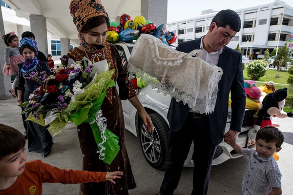 Được làm cha là niềm hạnh phúc nhất: Những bức ảnh ngọt ngào ghi lại khoảnh khắc các ông bố khắp thế giới đón chào giây phút con chào đời - Ảnh 6.