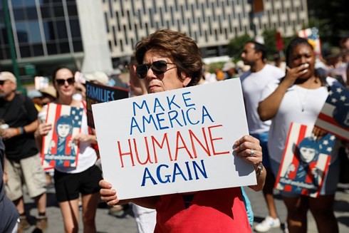 Hàng trăm nghìn người biểu tình phản đối chính sách nhập cư của Trump - Ảnh 1.