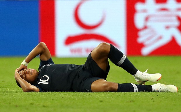 Sau màn lăn lộn ăn vạ như Neymar, sao trẻ Mbappe lại bị chỉ trích vì thói câu giờ chọc tức đối thủ - Ảnh 4.