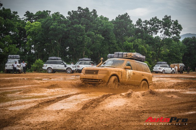 [Chùm ảnh] Đoàn Range Rover hàng chục tỷ đồng của Trung Nguyên thoả sức tắm bùn ở Đồng Mô trước khi rời Hà Nội - Ảnh 1.