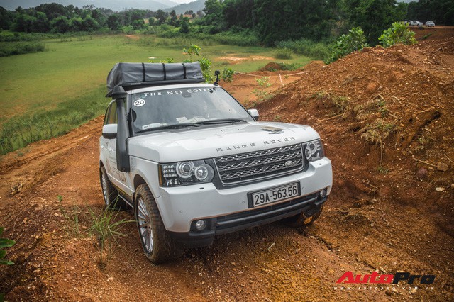 [Chùm ảnh] Đoàn Range Rover hàng chục tỷ đồng của Trung Nguyên thoả sức tắm bùn ở Đồng Mô trước khi rời Hà Nội - Ảnh 10.