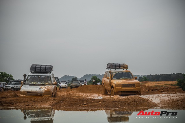 [Chùm ảnh] Đoàn Range Rover hàng chục tỷ đồng của Trung Nguyên thoả sức tắm bùn ở Đồng Mô trước khi rời Hà Nội - Ảnh 12.