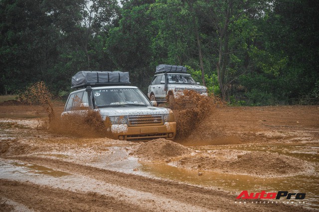 [Chùm ảnh] Đoàn Range Rover hàng chục tỷ đồng của Trung Nguyên thoả sức tắm bùn ở Đồng Mô trước khi rời Hà Nội - Ảnh 13.