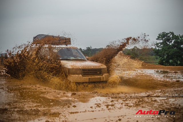 [Chùm ảnh] Đoàn Range Rover hàng chục tỷ đồng của Trung Nguyên thoả sức tắm bùn ở Đồng Mô trước khi rời Hà Nội - Ảnh 16.