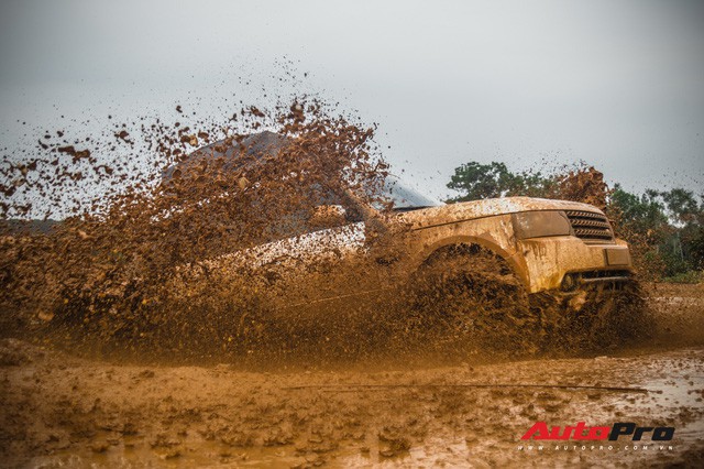 [Chùm ảnh] Đoàn Range Rover hàng chục tỷ đồng của Trung Nguyên thoả sức tắm bùn ở Đồng Mô trước khi rời Hà Nội - Ảnh 17.
