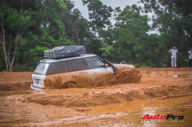 [Chùm ảnh] Đoàn Range Rover hàng chục tỷ đồng của Trung Nguyên thoả sức tắm bùn ở Đồng Mô trước khi rời Hà Nội - Ảnh 19.