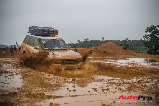 [Chùm ảnh] Đoàn Range Rover hàng chục tỷ đồng của Trung Nguyên thoả sức tắm bùn ở Đồng Mô trước khi rời Hà Nội - Ảnh 2.