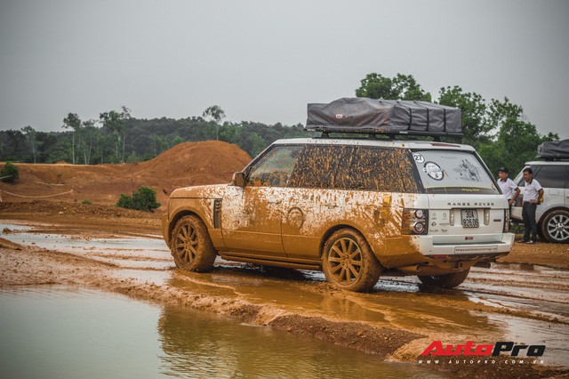 [Chùm ảnh] Đoàn Range Rover hàng chục tỷ đồng của Trung Nguyên thoả sức tắm bùn ở Đồng Mô trước khi rời Hà Nội - Ảnh 20.