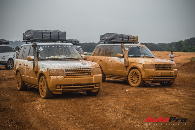 [Chùm ảnh] Đoàn Range Rover hàng chục tỷ đồng của Trung Nguyên thoả sức tắm bùn ở Đồng Mô trước khi rời Hà Nội - Ảnh 23.