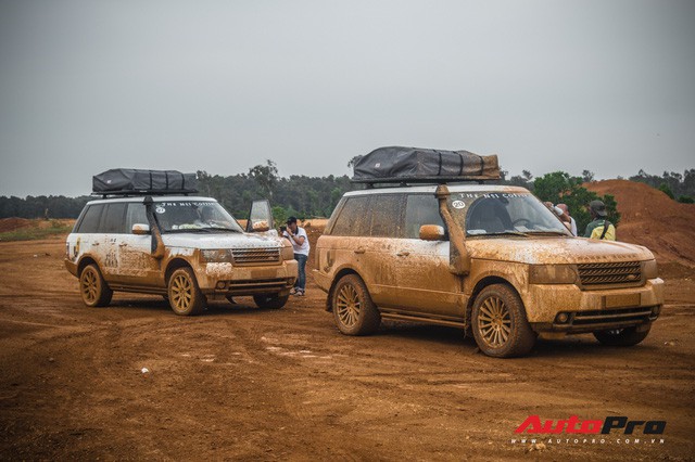 [Chùm ảnh] Đoàn Range Rover hàng chục tỷ đồng của Trung Nguyên thoả sức tắm bùn ở Đồng Mô trước khi rời Hà Nội - Ảnh 3.