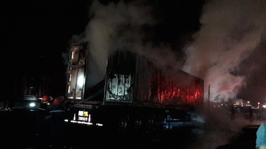 Sau tiếng nổ lớn, xe container cháy dữ dội, tài xế mở cửa lao ra ngoài - Ảnh 2.