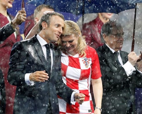 Tổng thống Croatia chinh phục trái tim người hâm mộ chung kết WC - Ảnh 1.