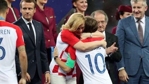 Tổng thống Croatia chinh phục trái tim người hâm mộ chung kết WC - Ảnh 2.