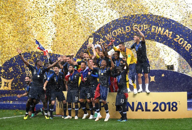 Khoảnh khắc lịch sử: Dàn sao đội tuyển Pháp thay nhau hôn Cúp vàng thế giới - Ảnh 16.