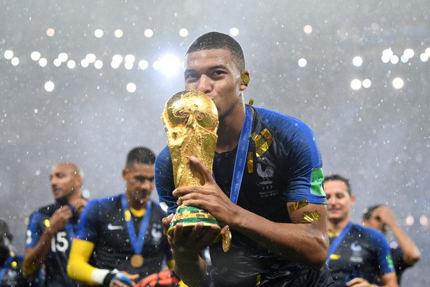 Khoảnh khắc lịch sử: Dàn sao đội tuyển Pháp thay nhau hôn Cúp vàng thế giới - Ảnh 10.