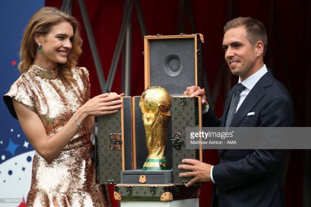 Tiết lộ về chiếc vali sang chảnh của nhà mốt Louis Vuitton đặt cúp vàng World Cup 2018 - Ảnh 2.