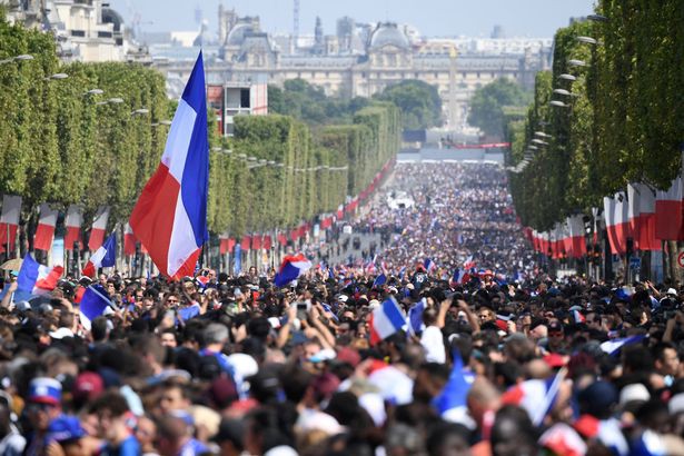 Tuyển Pháp rước cúp về Paris, nửa triệu người xuống đường chào đón - Ảnh 6.