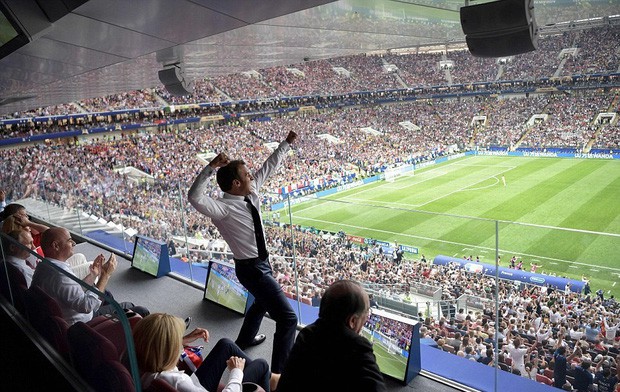 Tổng thống Pháp Macron lại đốn tim fan khi dab cùng Pogba trong lễ mừng công - Ảnh 2.