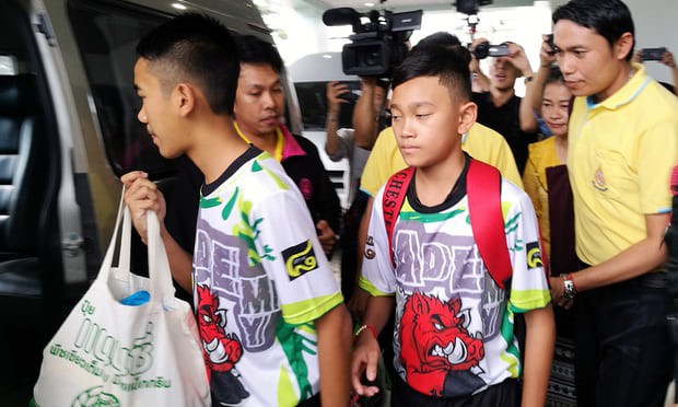 Đội bóng Thái Lan họp báo, tiết lộ bất ngờ khi được hỏi ai quyết định thứ tự ra khỏi hang - Ảnh 1.