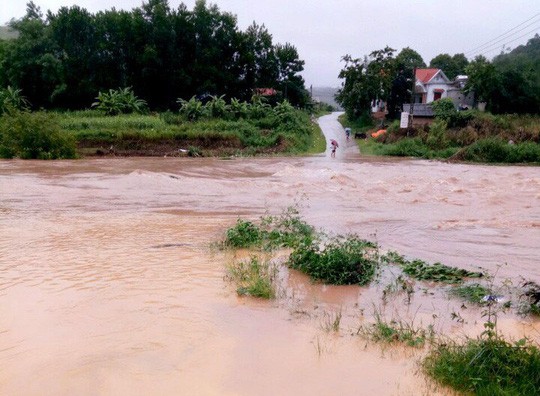 Quảng Ninh: Nước lũ tràn về, cô lập hoàn toàn cả một huyện - Ảnh 1.