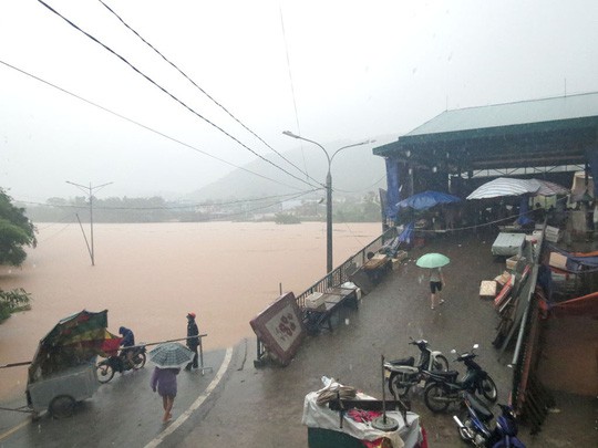 Quảng Ninh: Nước lũ tràn về, cô lập hoàn toàn cả một huyện - Ảnh 2.