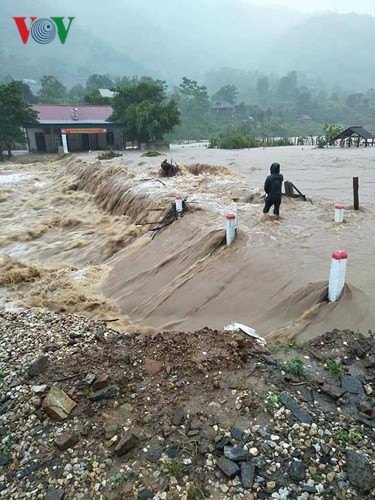 Ảnh: Bão số 3 gây mưa to, lũ lớn khiến bản làng tan hoang - Ảnh 10.