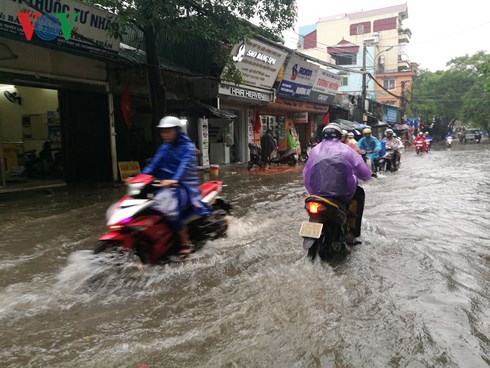 Hà Nội mưa trắng trời, nhiều phố thành sông - Ảnh 1.