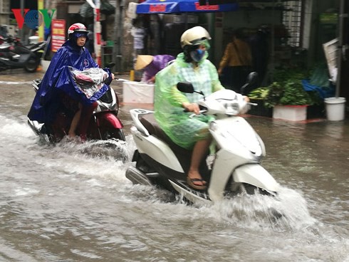 Hà Nội mưa trắng trời, nhiều phố thành sông - Ảnh 2.