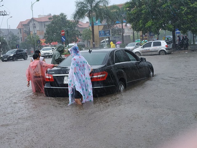 Hà Nội mưa lớn, xế hộp cũng bơi giữa những con phố nay đã biến thành sông - Ảnh 5.