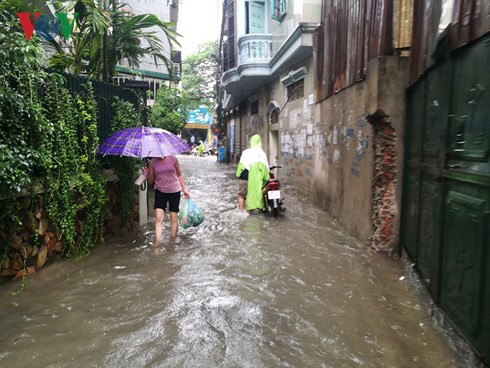 Hà Nội mưa trắng trời, nhiều phố thành sông - Ảnh 4.