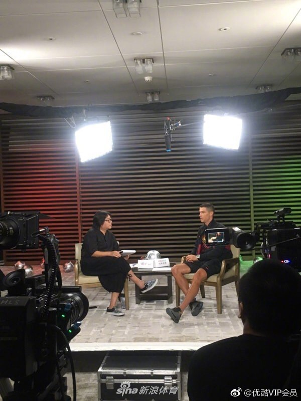 Sự thật bất ngờ vụ Ronaldo mắc bệnh ngôi sao, tức tối bỏ về giữa cuộc phỏng vấn tại Trung Quốc - Ảnh 1.