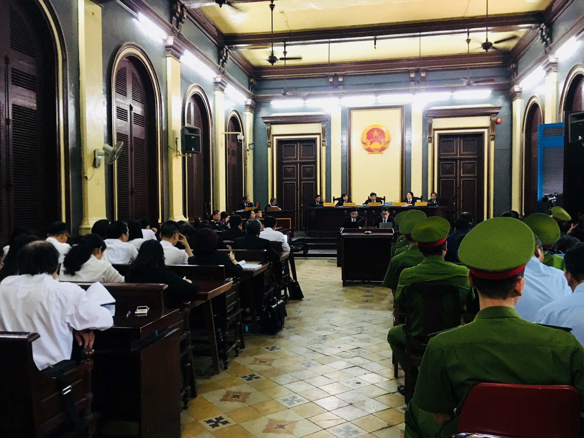 Phiên tòa Phạm Công Danh Giám đốc 2: Ông Trần Bắc Hà vắng mặt, 1 bị cáo đang cấp cứu, 2 bị cáo không cần luật sư bào chữa - Ảnh 1. Phiên tòa Phạm Công Danh Giám đốc 2: Ông Trần Bắc Hà vắng mặt, 1 bị cáo đang cấp cứu, 2 bị cáo không cần luật sư bào chữa - Ảnh 1.