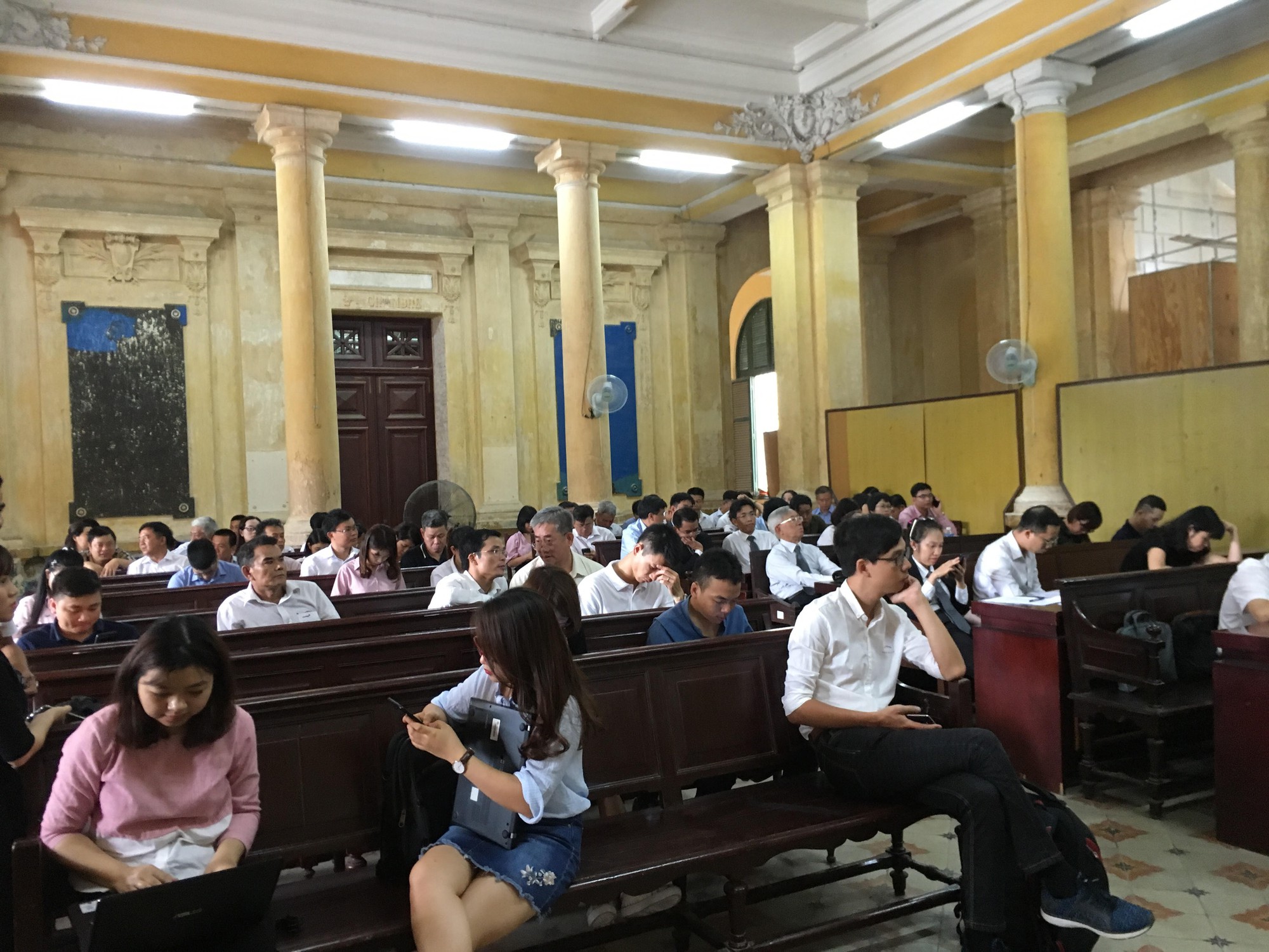 Phiên tòa Phạm Công Danh GĐ 2: Ông Trần Bắc Hà vắng mặt, 1 bị cáo đang cấp cứu, 2 bị cáo không cần luật sư bào chữa - Ảnh 2. Phiên tòa Phạm Công Danh GĐ 2: Ông Trần Bắc Hà vắng mặt, 1 bị cáo đang cấp cứu, 2 bị cáo không cần luật sư bào chữa - Ảnh 2.