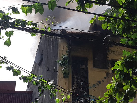 Hà Nội: Cháy lớn nhà kiểu Pháp trên phố, trẻ em lao thoát ra ngoài - Ảnh 1.