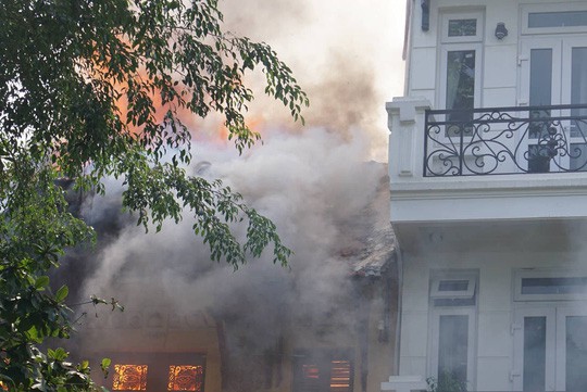 Hà Nội: Cháy lớn nhà kiểu Pháp trên phố, trẻ em lao thoát ra ngoài - Ảnh 3.