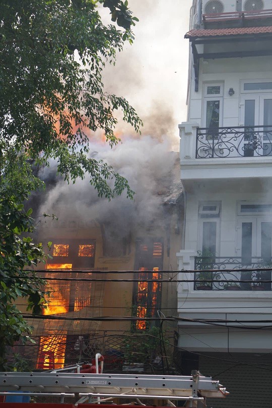 Hà Nội: Cháy lớn nhà kiểu Pháp trên phố, trẻ em lao thoát ra ngoài - Ảnh 4.