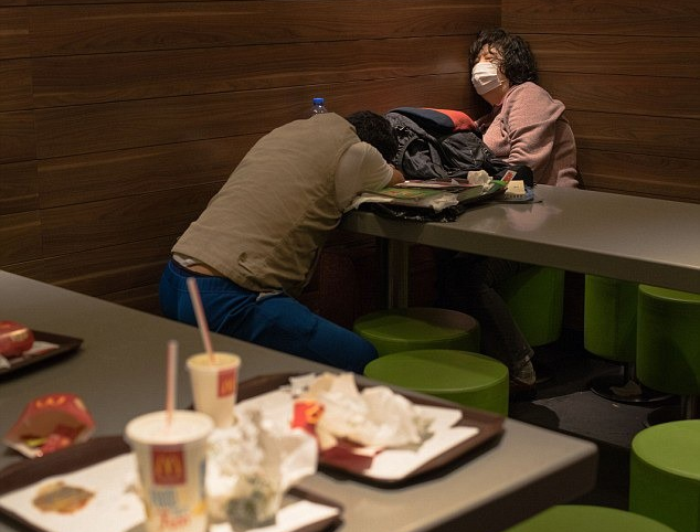 Câu chuyện về những người qua đêm tại McDonald Hồng Kông: Khi chốn công cộng trở thành nhà - Ảnh 6.