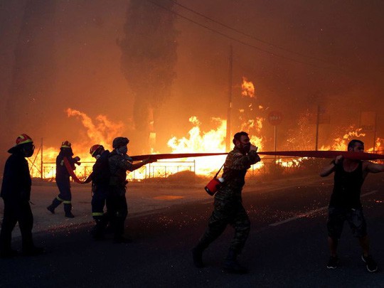 Cháy rừng Hy Lạp: Hàng chục người vượt không nổi biển lửa, chết gục trong sân nhà - Ảnh 6.