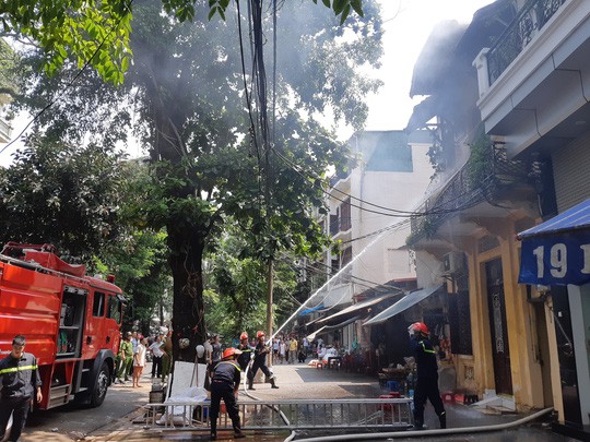 Hà Nội: Cháy lớn nhà kiểu Pháp trên phố, trẻ em lao thoát ra ngoài - Ảnh 10.