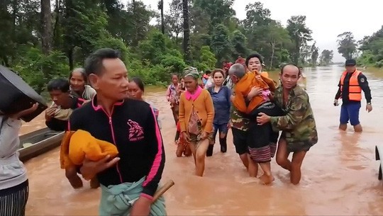 Bầu Đức ở hiện trường công nhân bị nước lũ bao vây, dự kiến đầu giờ chiều giải cứu xong - Ảnh 1.